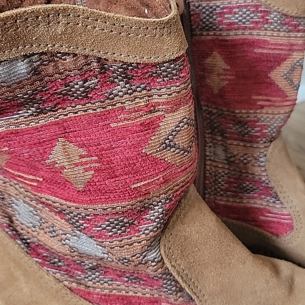 Minnetonka Booties Size 8 - Picture 5 of 11